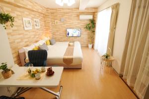 een hotelkamer met een bed en een tafel bij Matsuyamachi Shimanouchi Building - Vacation STAY 12324 in Osaka