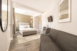 een woonkamer met een bank en een bed bij Euston apartments in Londen
