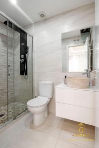 y baño con aseo y ducha acristalada. en Luxe Apartment Madrid 7 paradas de Metro de Sol, en Madrid