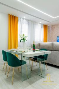 comedor con mesa, sillas y sofá en Luxe Apartment Madrid 7 paradas de Metro de Sol, en Madrid