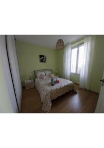 a bedroom with a bed and a window at Villa de Caractère in Pourcieux