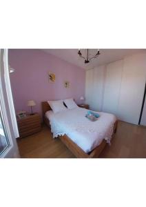 a bedroom with a bed with white sheets and a window at Villa de Caractère in Pourcieux