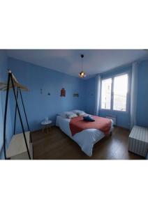 Pourcieux的住宿－Villa de Caractère，蓝色客房中一间带床的卧室