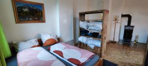 ein Schlafzimmer mit einem Bett und einem Regal mit Kleidung in der Unterkunft Modernes Wohnen am See in Schwerin