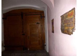 a hallway with a wooden door and a sign on a wall at Ferienwohnungen Manuela in Schottwien