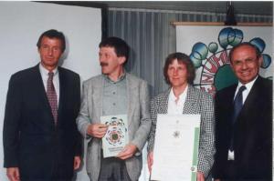 um grupo de três homens e uma mulher com um prémio em Ferienwohnungen Sigrid & Ferdinand BERGINC em Hohenlehen
