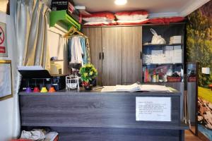 un escritorio en una habitación con zapatos en un estante en OYO 89969 Mount Hill Villa Kundasang, en Ranau