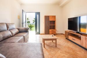 sala de estar con sofá y TV de pantalla plana en Quinta do Bravo - Swimming Pool - BY BEDZY, en Silves