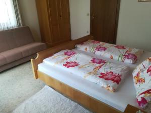ein Schlafzimmer mit 2 Betten mit Blumen drauf in der Unterkunft Haus Meissnitzer in Radstadt