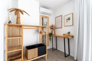 Habitación con cama elevada y escritorio. en Malpique Guest House & Jacuzzi en Albufeira