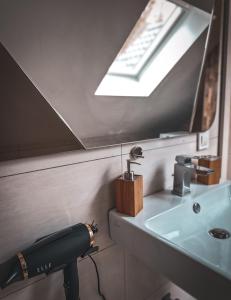 La salle de bains est pourvue d'un lavabo et d'une lucarne. dans l'établissement Feeling Good Lux, à Coblence