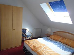 ein Schlafzimmer mit einem Bett und einem Dachfenster in der Unterkunft Ferienhaus Lutzmannsburg in Lutzmannsburg