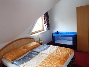 Schlafzimmer mit einem Bett und einem Fenster in der Unterkunft Ferienhaus Lutzmannsburg in Lutzmannsburg