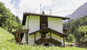 una pequeña casa en una colina en un campo en Sturm Dominik 