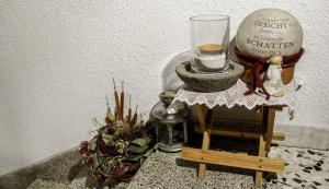 una mesa con una licuadora y una planta en ella en Sturm Dominik 