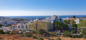 a view of a city with buildings and the ocean at Apartamento Solaris T1 - Férias Albufeira in Albufeira