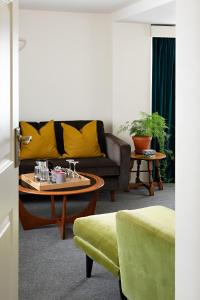uma sala de estar com um sofá e uma mesa de centro em Chestnut Villa em Grasmere