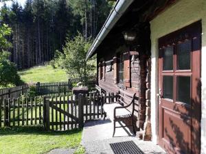 un porche de una casa con una valla y una puerta en Umundum Hütte, en Katsch Oberdorf