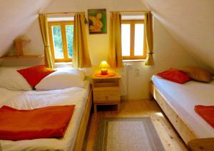 una camera con due letti in mansarda di Ferienhaus Baumgarten1 a Gnas
