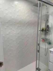 y baño con ducha y puerta de cristal. en Vistamar apartamento B en Pilar de la Horadada