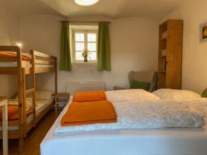 una camera con 2 letti a castello e una finestra di Ferienhaus Baumgarten1 a Gnas