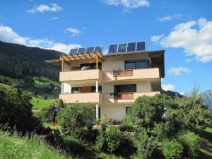 un edificio con paneles solares encima en Bauernhof Huber, en Wenns
