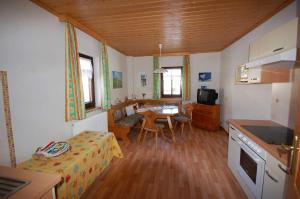ein kleines Zimmer mit einer Küche und einem Tisch darin in der Unterkunft Ferienhaus Tschernitz in Pruggern