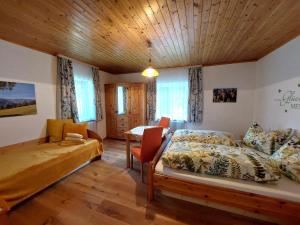 ein Schlafzimmer mit einem Bett und einem Tisch darin in der Unterkunft Ferienhaus Tschernitz in Pruggern