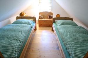 Duas camas num quarto com um sótão em Kellerstöckl Leitner em Strem