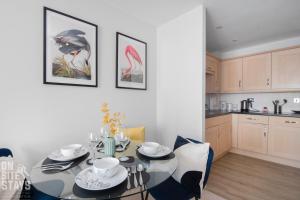 哈特菲尔德OnSiteStays 2BR, Parking, Wifi, Shops and Restaurants Close的一间带桌子的餐厅和一间厨房
