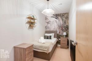 哈特菲尔德OnSiteStays 2BR, Parking, Wifi, Shops and Restaurants Close的一间带一张床和吊灯的小卧室