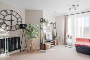 哈特菲尔德OnSiteStays 2BR, Parking, Wifi, Shops and Restaurants Close的客厅墙上设有大钟 更多12张照片