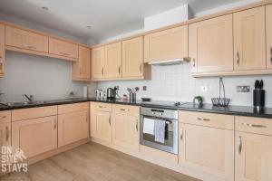 OnSiteStays 2BR, Parking, Wifi, Shops and Restaurants Close的厨房或小厨房