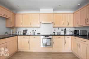 OnSiteStays 2BR, Parking, Wifi, Shops and Restaurants Close的厨房或小厨房