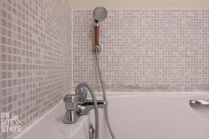 OnSiteStays 2BR, Parking, Wifi, Shops and Restaurants Close的一间浴室