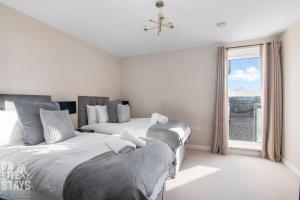 OnSiteStays 2BR, Parking, Wifi, Shops and Restaurants Close客房内的一张或多张床位