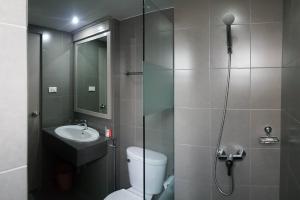 Koupelna v ubytování Eastiny Inn Hotel + 37 fotografií