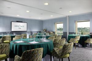 ein Konferenzraum mit Tischen und Stühlen und einer Leinwand in der Unterkunft The Heritage in Killenard + 69 Fotos