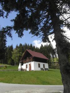 una pequeña casa blanca con techo rojo en Pircherhof - Urlaub und Erholung im Troadkost'n, en Sankt Kathrein am Hauenstein