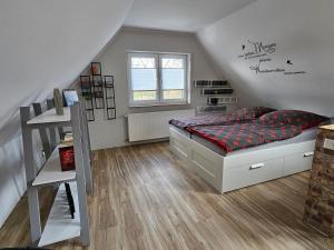 1 dormitorio con 1 cama y escalera en Loft- Privatzimmer 30qm im Dachgeschoss mit eigenem Bad, en Ahaus