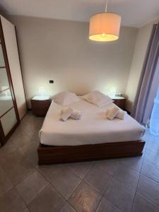 Un dormitorio con una cama con dos almohadas encima. en Appartement Ambassadeur, en Menton 3 fotos más