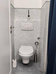 Habitación con suelo de baldosa y baño con aseo blanco. en Appartement Ambassadeur, en Menton