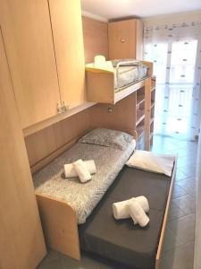 Habitación pequeña con 2 literas y toallas en Appartement Ambassadeur, en Menton