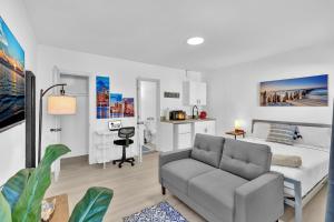 ハリウッドにあるYoung Circle & Hollywood Blvd Posh Studio Suiteのベッドとソファのあるリビングルーム