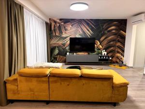 Kramare 321 في Koliba: غرفة معيشة بها أريكة صفراء وتلفزيون