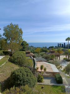 vistas a un parque con árboles y arbustos en CAP ESTEREL VILLAGE VACANCES T2 vue mer AGAY, en Saint-Raphaël