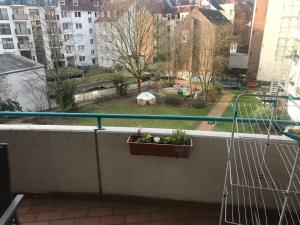 - un balcon avec un pot de fleurs dans l'établissement Goethe Apartment, à Hanovre