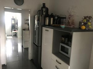 uma cozinha com um frigorífico e um micro-ondas em Goethe Apartment em Hanôver