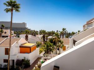 een luchtzicht op een stad met palmbomen en gebouwen bij 394 Renovated Duplex Parque Santiago II in Playa de las Americas