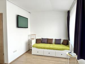 uma sala de estar com um sofá num quarto em Pipacs Panír & Grill Garden Vendégház em Győrújbarát